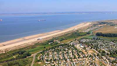 Luchtfoto van de kust en een vakantiepark bij Groede in Zeeuws-Vlaanderen