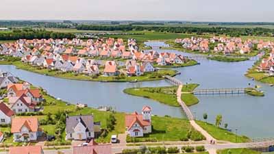Sfeerbeeld Schouwen-Duiveland: vakantiepark aan het water vanuit de lucht