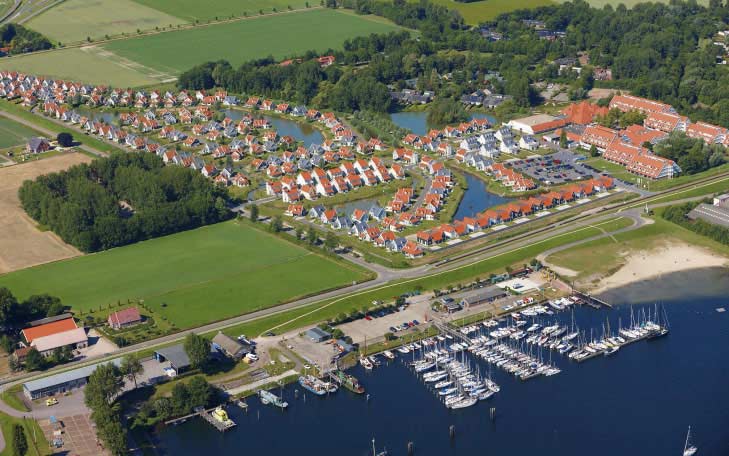 Sfeerbeeld Schouwen-Duiveland: vakantiepark met jachthaven vanuit de lucht